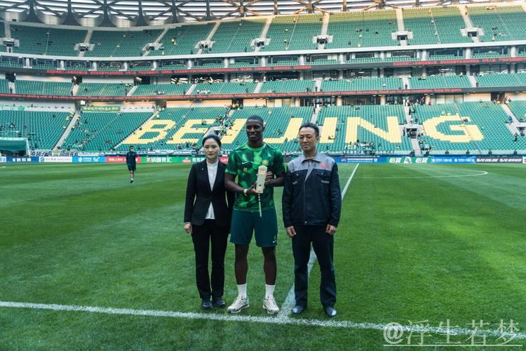 法比奥现身中足联颁奖典礼,成唯一出席外援! 法比奥现身中足联颁奖典礼,成唯一出席外援!